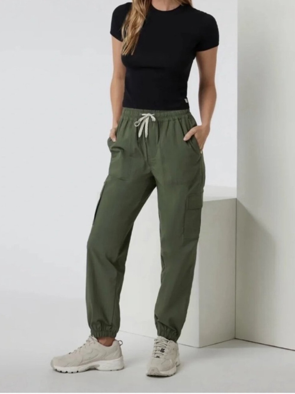 Vuori Olive Green Cargo Jogger Pants Women’s Medium